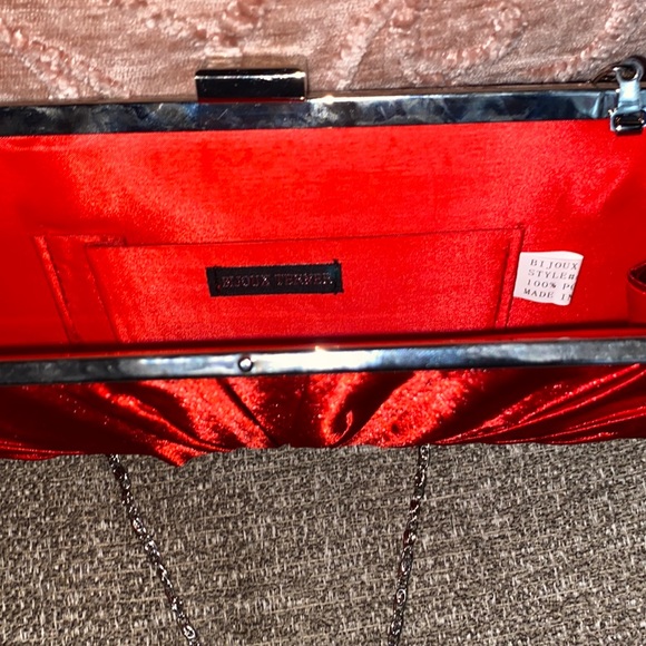 Red stylish silky clothed silver clutch purse vintage - Picture 4 of 4